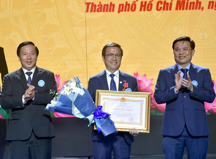 Ông Nguyễn Văn Út (Chủ tịch UBND tỉnh Long An) và ông Nguyễn Thanh Hải (Phó Bí thư Thường trực Tỉnh ủy, Trưởng Đoàn đại biểu Quốc hội khóa XV tỉnh Long An) trao Huân chương Lao động hạng Ba của Chủ tịch nước cho ông Nguyễn Xuân Dũng - Chủ tịch HĐQT BITEX. Ông Nguyễn Văn Út (Chủ tịch UBND tỉnh Long An) và ông Nguyễn Thanh Hải (Phó Bí thư Thường trực Tỉnh ủy, Trưởng Đoàn đại biểu Quốc hội khóa XV tỉnh Long An) trao Huân chương Lao động hạng Ba của Chủ tịch nước cho ông Nguyễn Xuân Dũng - Chủ tịch HĐQT BITEX.