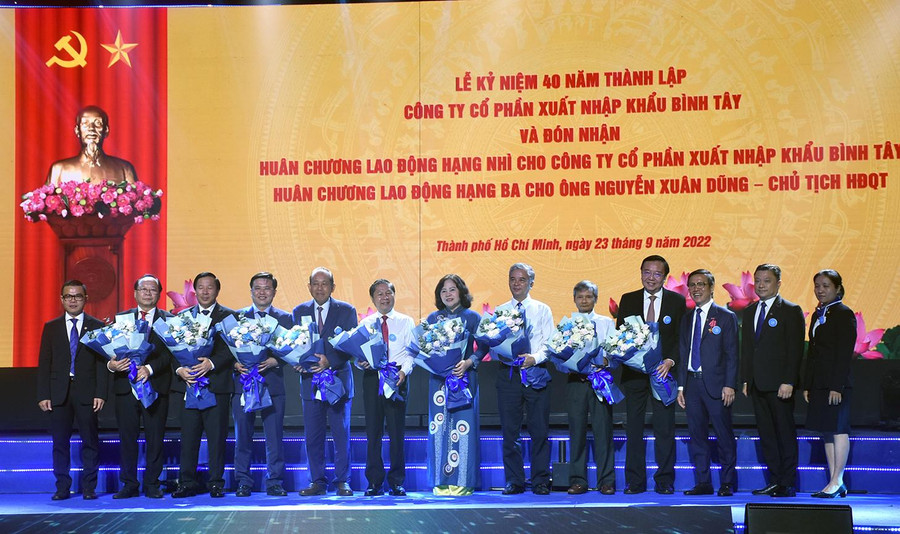 Tập thể BITEX tặng hoa tri ân đại diện lãnh đạo, khách mời tại chương trình Tập thể BITEX tặng hoa tri ân đại diện lãnh đạo, khách mời tại chương trình