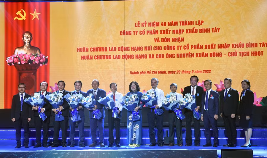 Tập thể BITEX tặng hoa tri ân đại diện lãnh đạo, khách mời tại chương trình