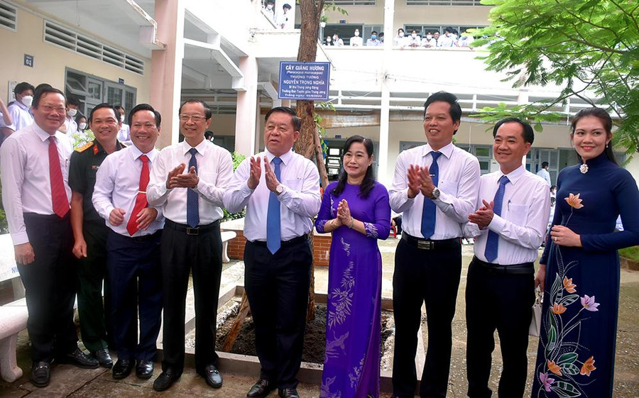 Trưởng Ban Tuyên giáo Trung ương Nguyễn Trọng Nghĩa và Thứ trưởng Bộ GD&amp;ĐT Phạm Ngọc Thưởng cùng các đại biểu trồng cây lưu niệm tại Trường THPT Trương Định.