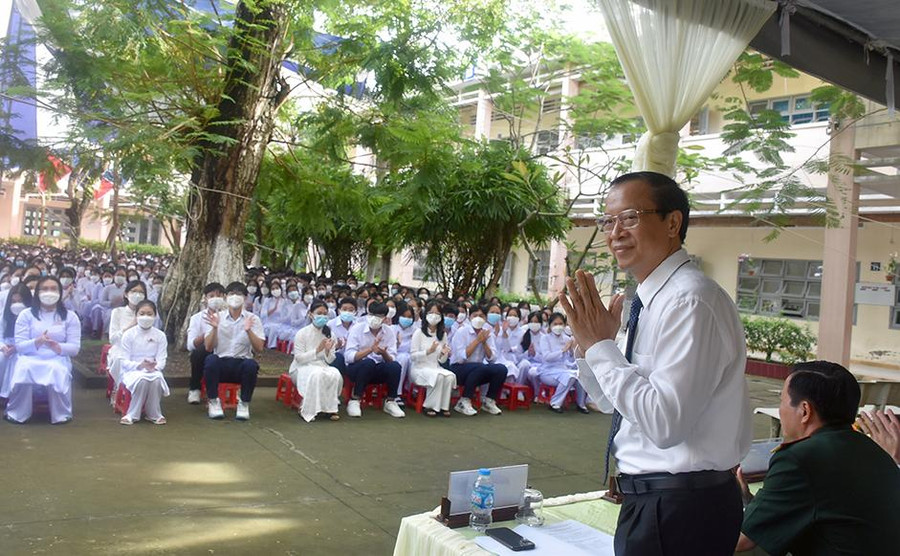 Thứ trưởng Bộ GD&amp;ĐT Phạm Ngọc Thưởng tham dự lễ khai giảng.