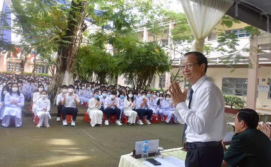 Thứ trưởng Bộ GD&amp;ĐT Phạm Ngọc Thưởng tham dự lễ khai giảng.