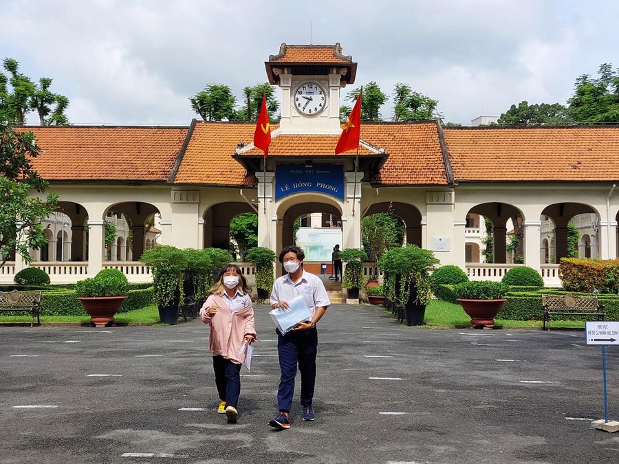 Minh Châu và Hoàng Thân là 2 thí sinh rời điểm thi THPT chuyên Lê Hồng Phong (Quận 5, TPHCM) sớm nhất.