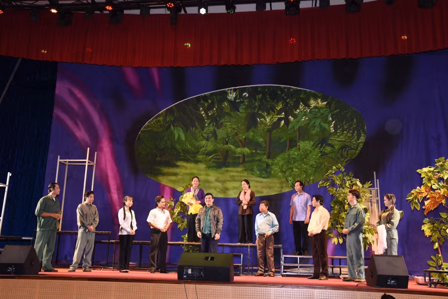 Một cảnh trong vở diễn. NSƯT Lê Tứ vai chú Sáu (thứ 5 từ phải qua).