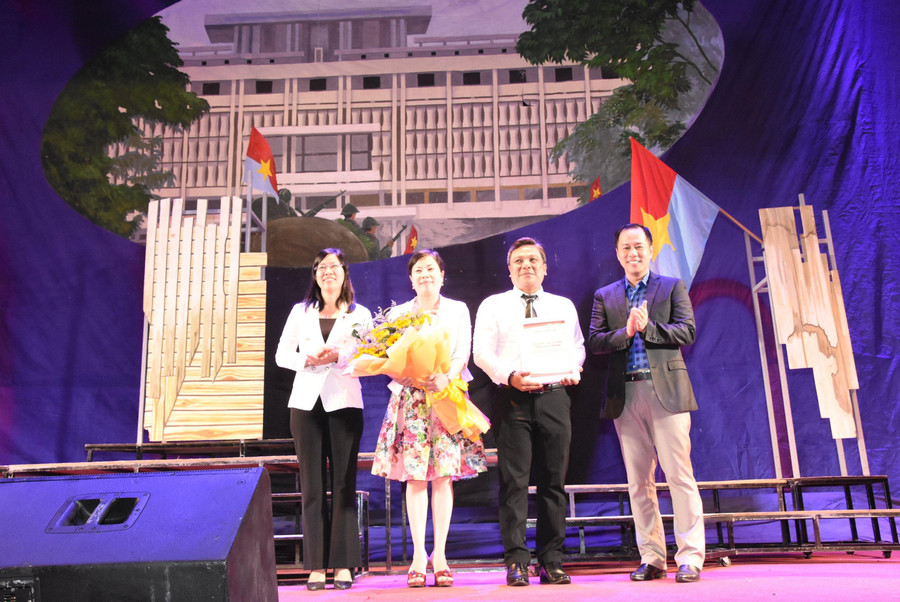 Bà Nguyễn Thị Là - Phó bí thư thường trực Đảng ủy Khối ĐH, CĐ TPHCM và GS.TS Huỳnh Văn Sơn - Hiệu trưởng Trường ĐH Sư phạm TPHCM tặng hoa cám ơn đại diện Nhà hát cải lương Trần Hữu Trang. Bà Nguyễn Thị Là - Phó bí thư thường trực Đảng ủy Khối ĐH, CĐ TPHCM và GS.TS Huỳnh Văn Sơn - Hiệu trưởng Trường ĐH Sư phạm TPHCM tặng hoa cám ơn đại diện Nhà hát cải lương Trần Hữu Trang.