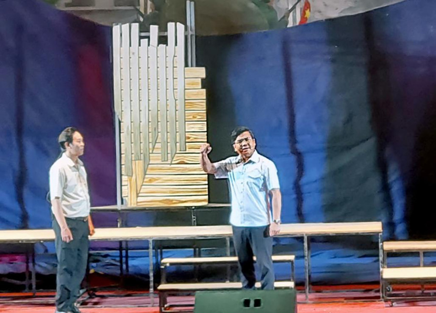 NSƯT Lê Tứ vai chú Sáu (bìa phải) trong vở diễn, đang thể hiện quyết tâm cùng sự trăn trở của mình. NSƯT Lê Tứ vai chú Sáu (bìa phải) trong vở diễn, đang thể hiện quyết tâm cùng sự trăn trở của mình.