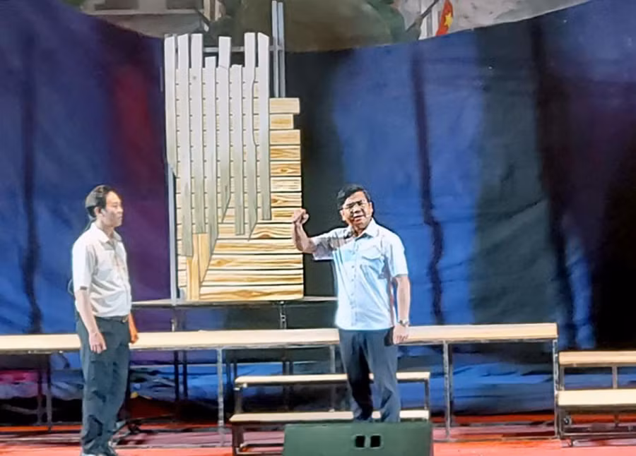 NSƯT Lê Tứ vai chú Sáu (bìa phải) trong vở diễn, đang thể hiện quyết tâm cùng sự trăn trở của mình.