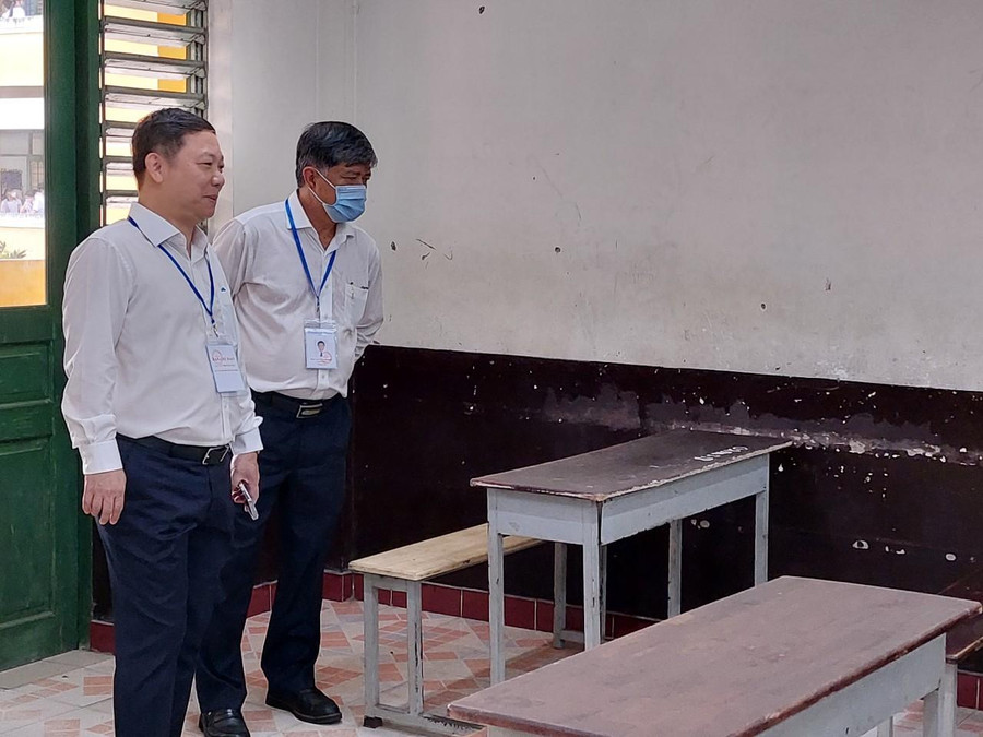 Ông Dương Anh Đức - Phó Chủ tịch UBND TPHCM và ông Nguyễn Văn Hiếu - Giám đốc Sở GD&ĐT TPHCM kiểm tra một điểm thi. Ông Dương Anh Đức - Phó Chủ tịch UBND TPHCM và ông Nguyễn Văn Hiếu - Giám đốc Sở GD&ĐT TPHCM kiểm tra một điểm thi.