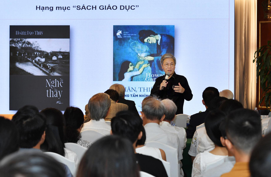 Nhà hoạt động giáo dục Giản Tư Trung chia sẻ về hai tác phẩm đạt GSH 2022 ở hạng mục sách giáo dục tại sự kiện. Nhà hoạt động giáo dục Giản Tư Trung chia sẻ về hai tác phẩm đạt GSH 2022 ở hạng mục sách giáo dục tại sự kiện.