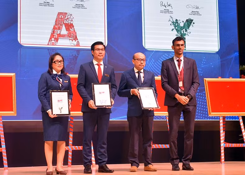 Đại diện tổ chức xếp hạng THE, ông Ritin Malhotra - Giám đốc điều hành khu vực Châu Á, trao các chứng nhận xếp hạng cho đại diện TDTU.
