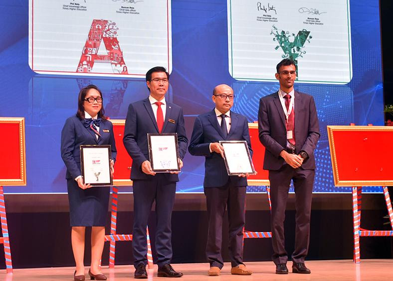Đại diện tổ chức xếp hạng THE, ông Ritin Malhotra - Giám đốc điều hành khu vực Châu Á, trao các chứng nhận xếp hạng cho đại diện TDTU.