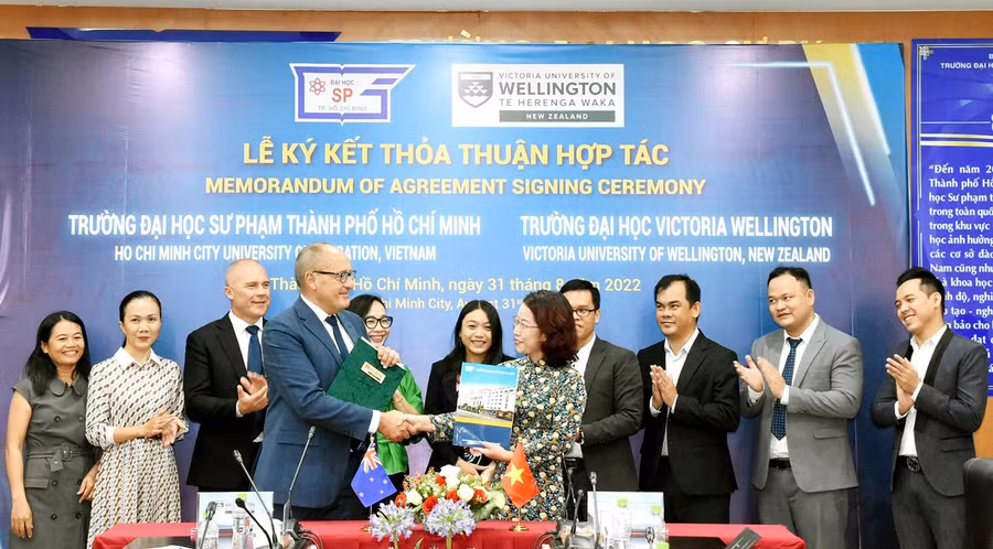 TS Bùi Trần Quỳnh Ngọc và GS Blair McRae đại diện hai trường ký, trao biên bản ghi nhớ hợp tác chung.