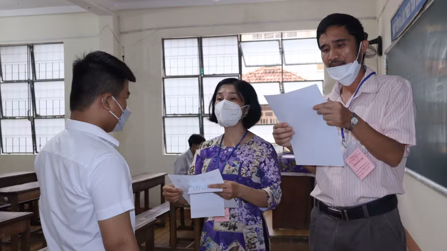 Thí sinh tỉnh Bình Phước làm thủ tục vào phòng thi sáng 7/7.