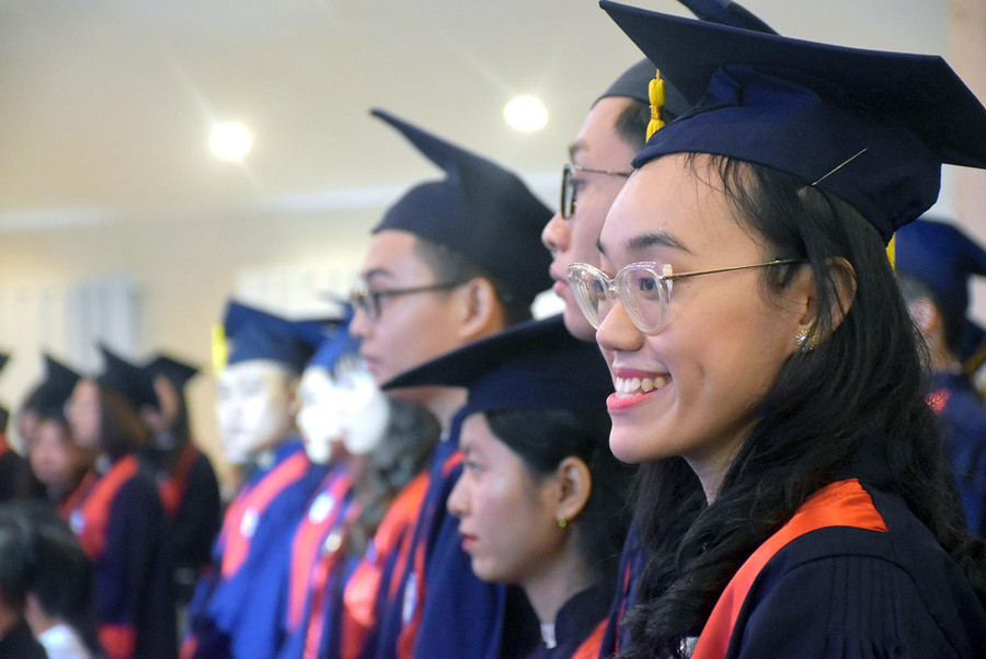 Niềm vui của các tân kỹ sư, tân cử nhân trong ngày nhận bằng tốt nghiệp. Niềm vui của các tân kỹ sư, tân cử nhân trong ngày nhận bằng tốt nghiệp.