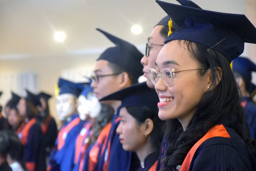 Niềm vui của các tân kỹ sư, tân cử nhân trong ngày nhận bằng tốt nghiệp.