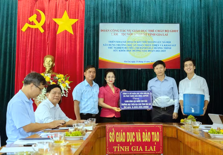 Đoàn công tác của Bộ GDĐT trao tặng bình lọc nước cho các trường học của tỉnh Gia Lai