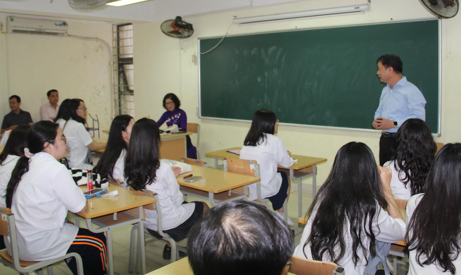 Đội tuyển Ngữ Văn gặp mặt, trao đổi với Chuyên viên và các giáo viên phụ trách đội