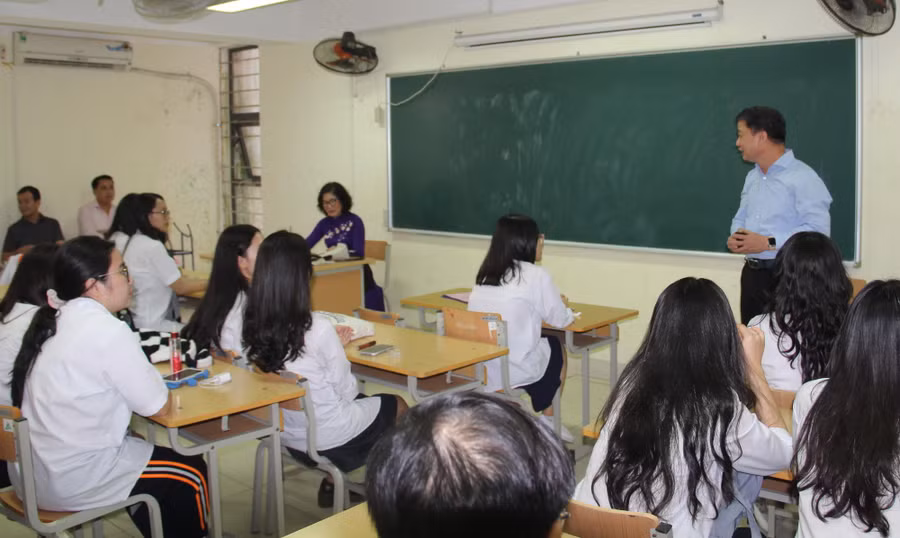 Đội tuyển Ngữ Văn gặp mặt, trao đổi với Chuyên viên và các giáo viên phụ trách đội