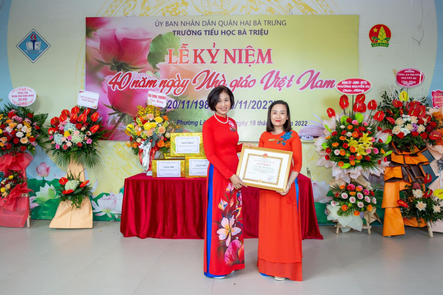 Cô Trần Thị Mai Trang nhận bằng khen từ cô hiệu trưởng Lê Thu Hằng