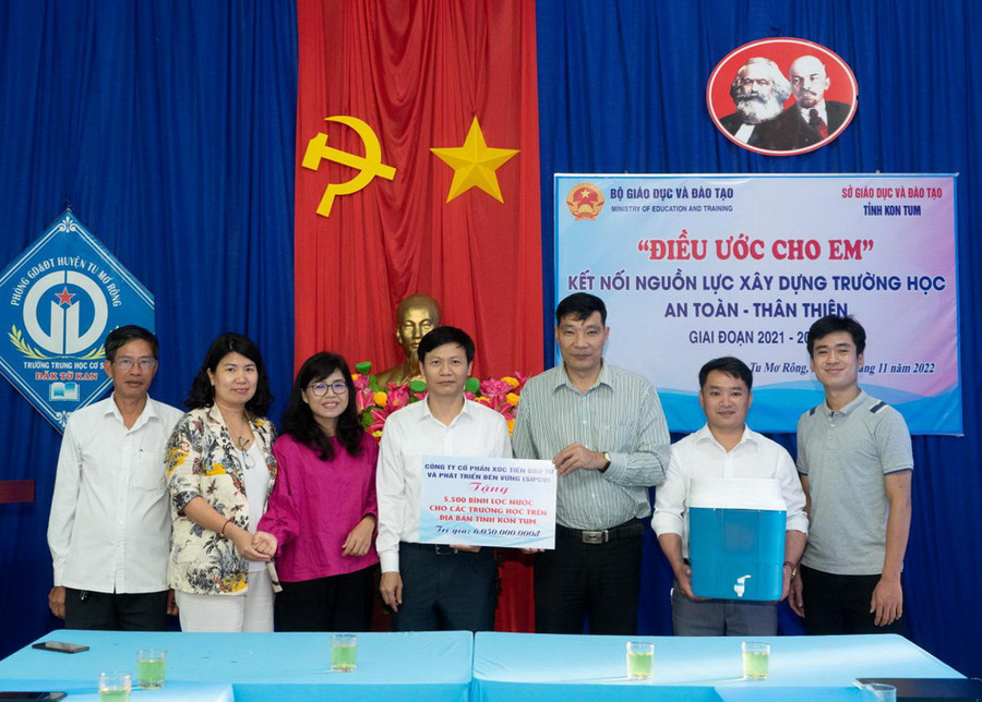 Đoàn công tác của Bộ GD&amp;ĐT trao quà tại tỉnh Kon Tum