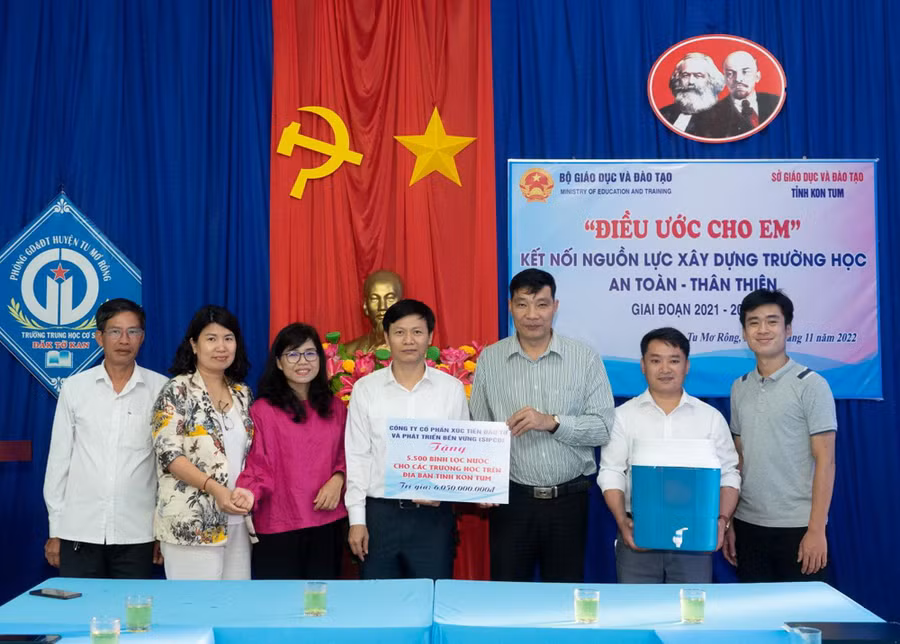 Đoàn công tác của Bộ GD&amp;ĐT trao quà tại tỉnh Kon Tum