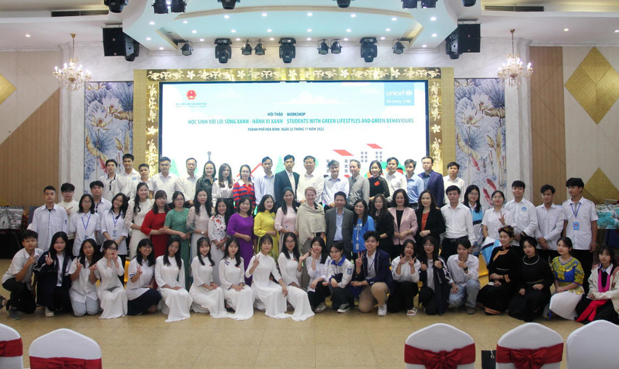 Các đại biểu chụp ảnh lưu niệm