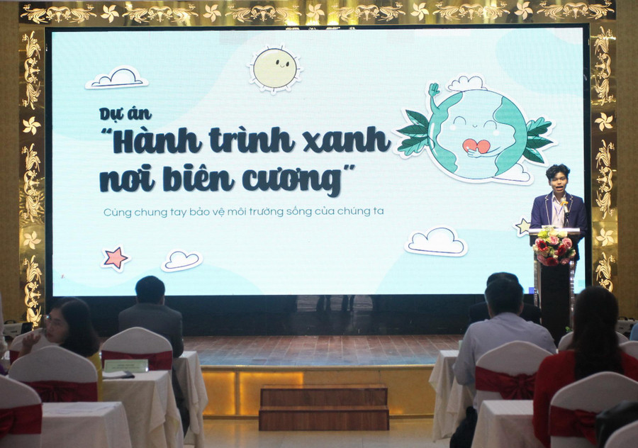 Học sinh trình bày tham luận về dự án Hành trình xanh nơi biên cương