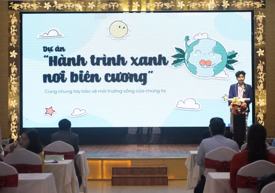 Học sinh trình bày tham luận về dự án Hành trình xanh nơi biên cương