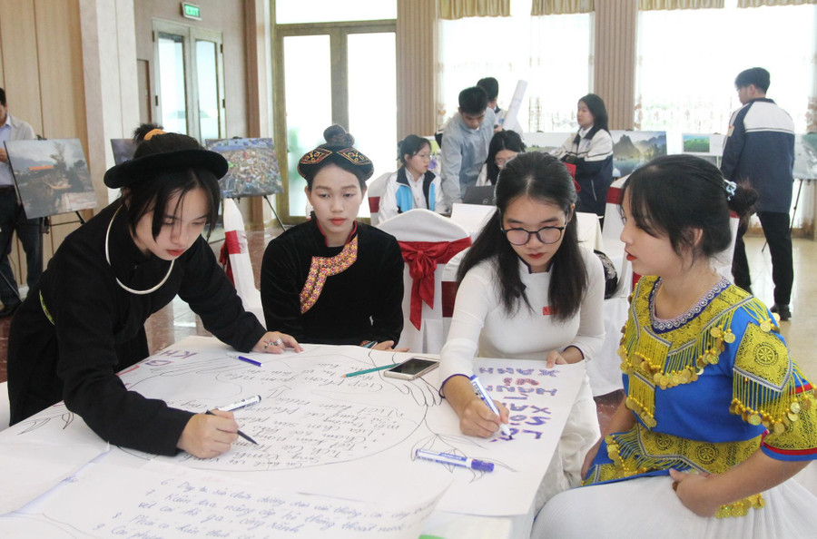 Học sinh thảo luận chuyên sâu về các chủ đề liên quan đến môi trường và biến đổi khí hậu