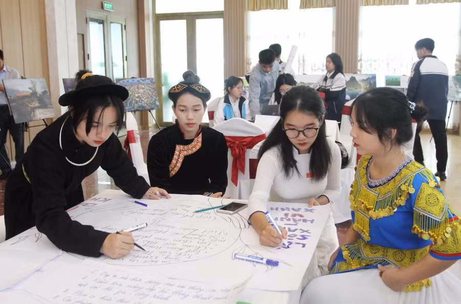 Học sinh thảo luận chuyên sâu về các chủ đề liên quan đến môi trường và biến đổi khí hậu