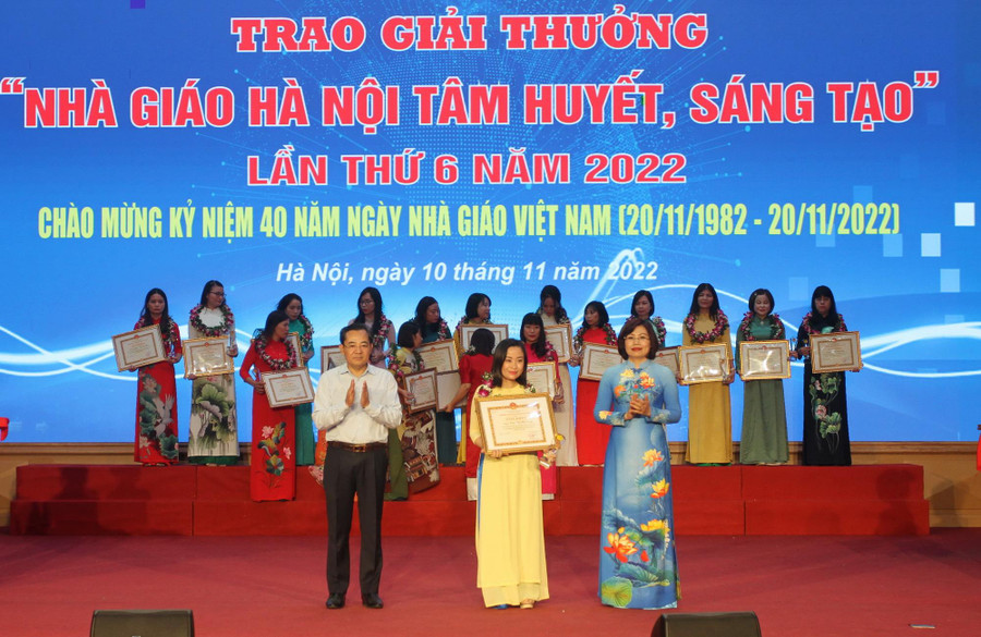 Cô Trần Thị Mai Trang nhận giải thưởng Nhà giáo tâm huyết sáng tạo năm 2022