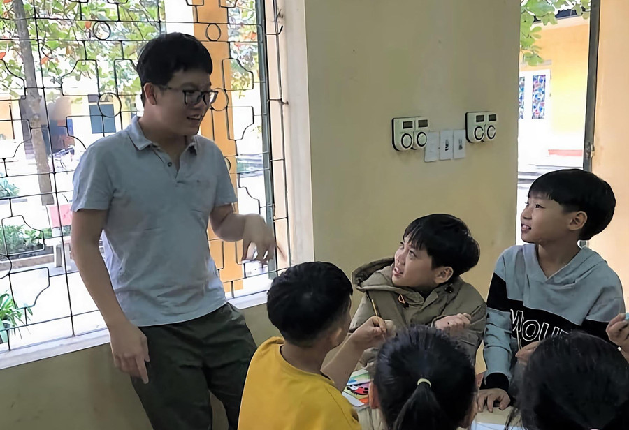 Minh Khôi và các em học sinh trong câu lạc bộ STEM cho tuổi trẻ Minh Khôi và các em học sinh trong câu lạc bộ STEM cho tuổi trẻ