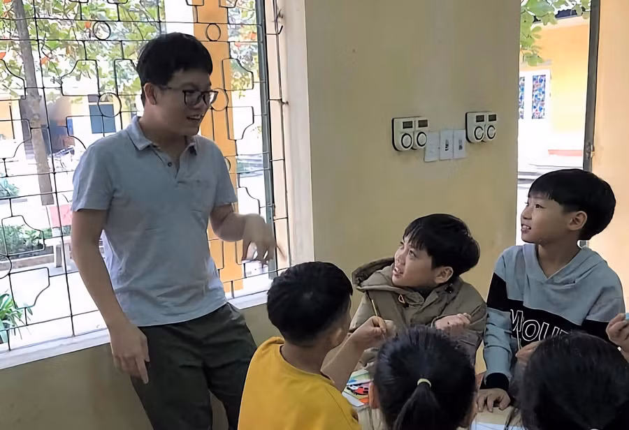 Minh Khôi và các em học sinh trong câu lạc bộ STEM cho tuổi trẻ