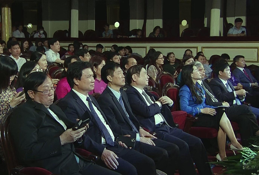 Các đại biểu dự chương trình.