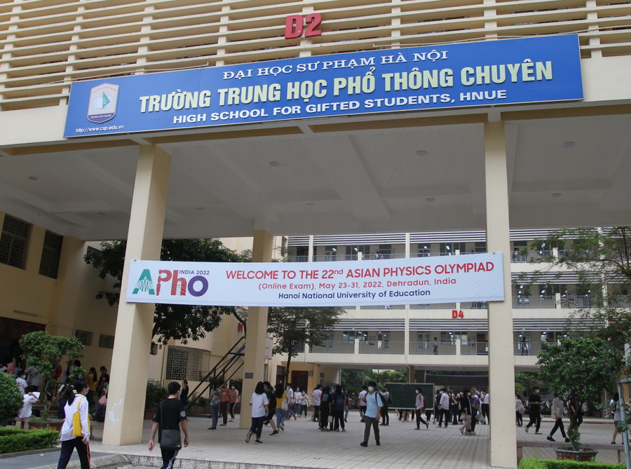 Các thí sinh dự thi vào Trường THPT chuyên Đại học Sư phạm năm 2022.