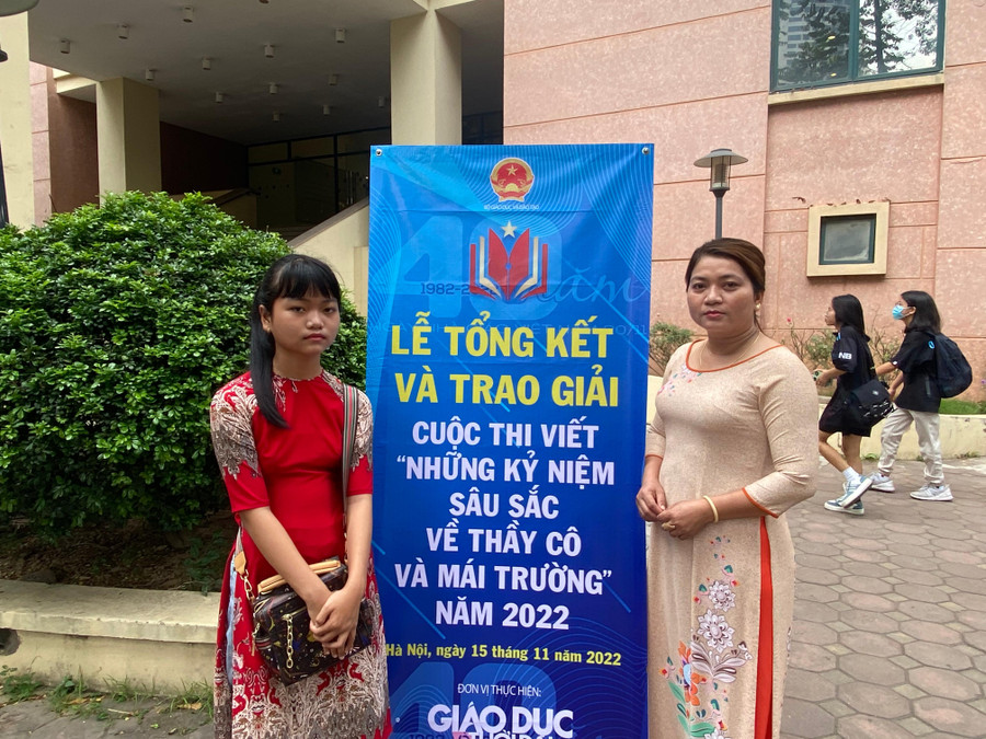 Cô Hà Thị Hoa cùng con gái từ Long An ra Hà Nội nhận giải. Ảnh Ngô Chuyên