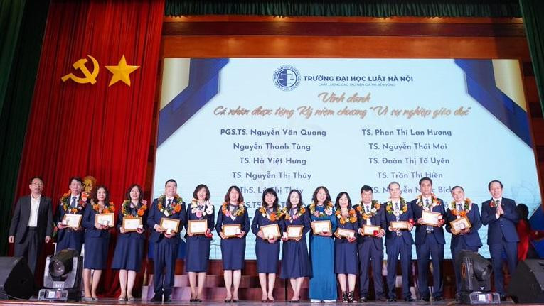 Những cán bộ, giảng viên nhận kỷ niệm chương Vì sự nghiệp giáo dục. Những cán bộ, giảng viên nhận kỷ niệm chương Vì sự nghiệp giáo dục.