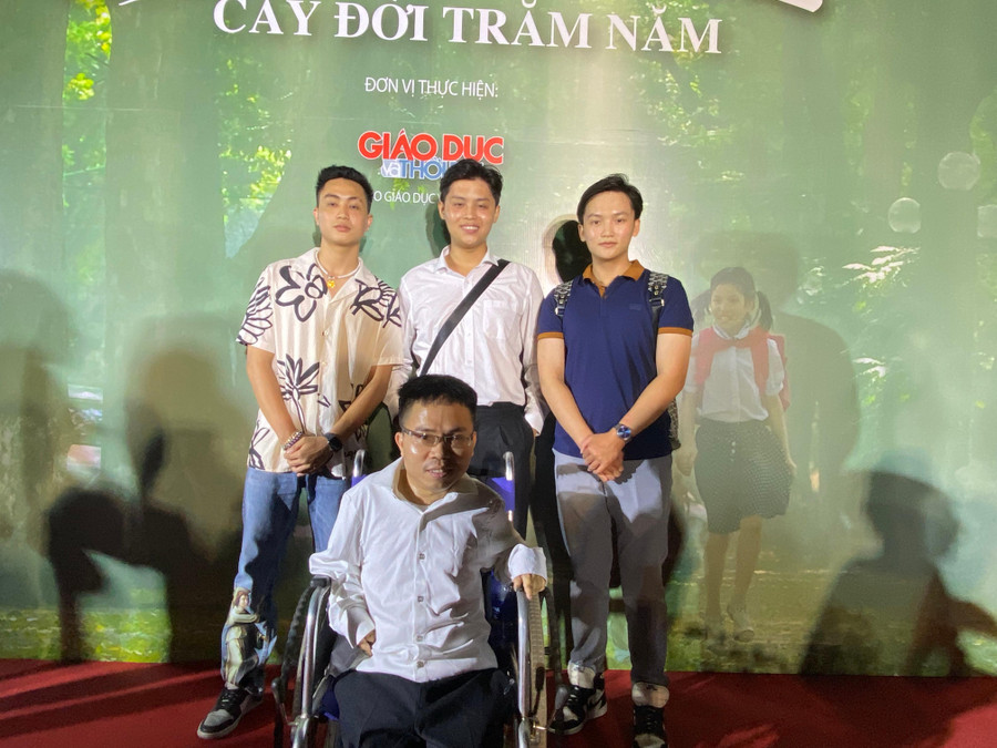 Thầy Chu Quang Đức - giáo viên Trường THPT Mê Linh (Hà Nội) cùng học trò của mình đến buổi lễ tri ân. Ảnh Ngô Chuyên. Thầy Chu Quang Đức - giáo viên Trường THPT Mê Linh (Hà Nội) cùng học trò của mình đến buổi lễ tri ân. Ảnh Ngô Chuyên.