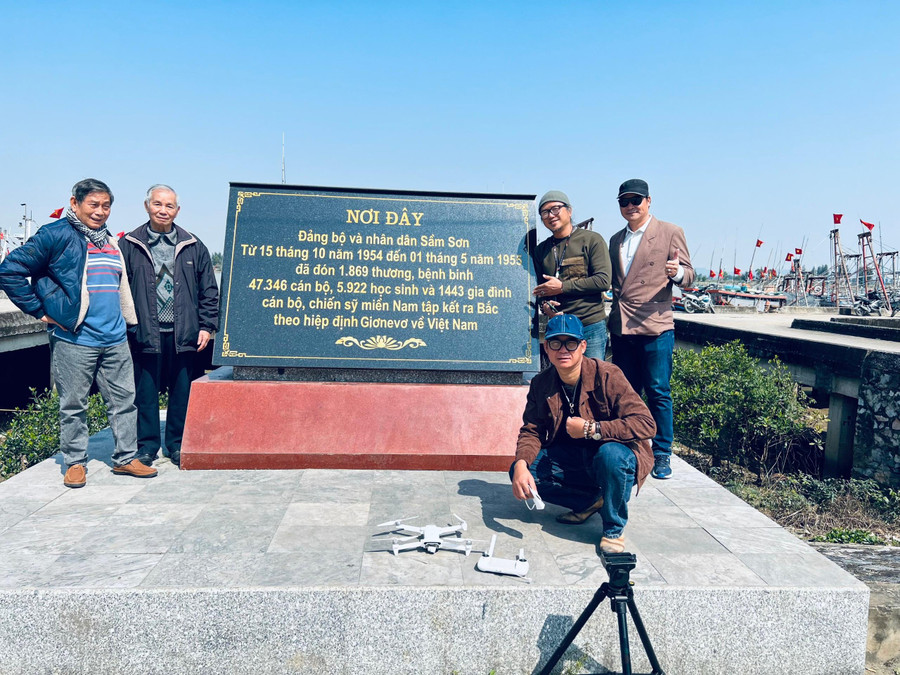 Đạo diễn - Nhà báo Bùi Đình Dương (hàng đầu tiên, bên phải) cùng đồng nghiệp. Ảnh NVCC. Đạo diễn - Nhà báo Bùi Đình Dương (hàng đầu tiên, bên phải) cùng đồng nghiệp. Ảnh NVCC.