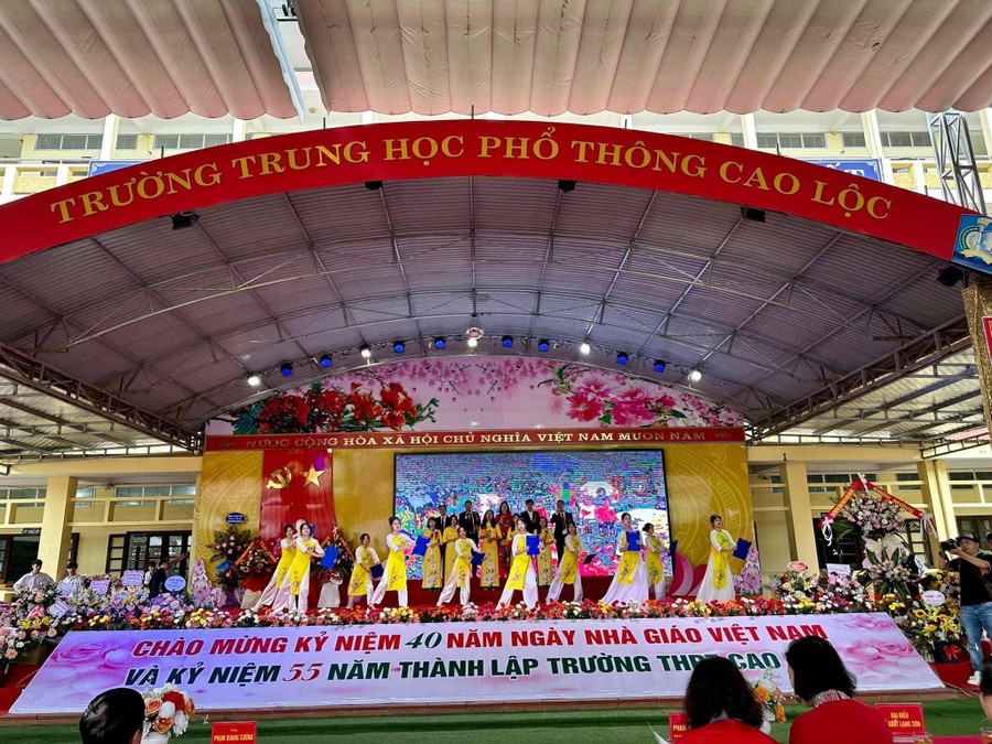 Tiết mục văn nghệ tại lễ kỷ niệm.