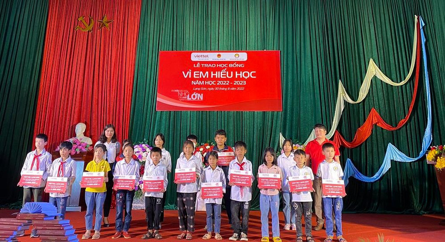 Lễ trao học bổng "Vì em hiếu học" tại Trường TH&THCS 1 An Sơn, xã An Sơn, huyện Văn Quan, tỉnh Lạng Sơn. Ảnh NT.