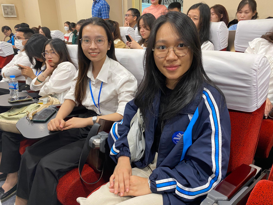Nguyễn Thị Phương Hằng - sinh viên năm 2 khoa Địa lí- Trường ĐH Sư phạm Hà Nội. Nguyễn Thị Phương Hằng - sinh viên năm 2 khoa Địa lí- Trường ĐH Sư phạm Hà Nội.