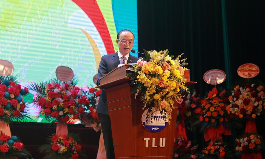 GS. TS Trịnh Minh Thụ - Hiệu trưởng Trường ĐH Thủy lợi phát biểu khai mạc buổi lễ. GS. TS Trịnh Minh Thụ - Hiệu trưởng Trường ĐH Thủy lợi phát biểu khai mạc buổi lễ.