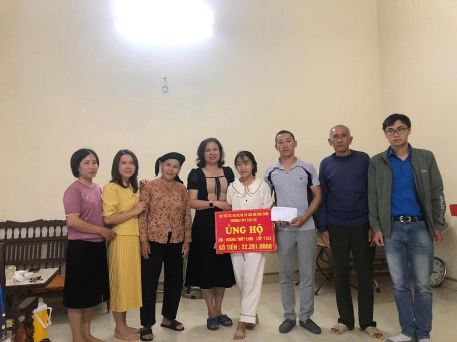 Cô Nguyễn Minh Thu - Hiệu trưởng Trường THPT Cao Lộc đến trao tặng tiền ủng hộ cho nữ sinh Hoàng Thùy Linh lớp 11A3 bị mắc bệnh tim bẩm sinh. Ảnh NT.