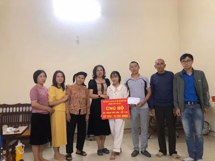 Cô Nguyễn Minh Thu - Hiệu trưởng Trường THPT Cao Lộc đến trao tặng tiền ủng hộ cho nữ sinh Hoàng Thùy Linh lớp 11A3 bị mắc bệnh tim bẩm sinh. Ảnh NT.