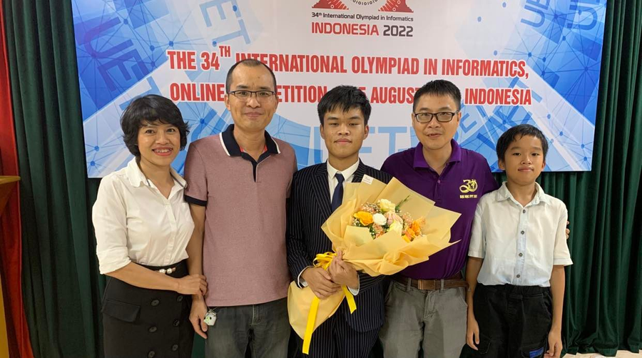 Trần Xuân Bách chụp ảnh cùng gia đình và thầy giáo ở lễ bế mạc kỳ thi Olympic Tin học quốc tế. Ảnh nhân vật cung cấp. Trần Xuân Bách chụp ảnh cùng gia đình và thầy giáo ở lễ bế mạc kỳ thi Olympic Tin học quốc tế. Ảnh nhân vật cung cấp.