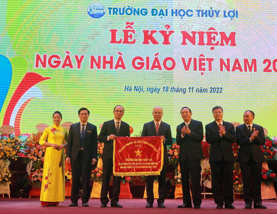 Bộ NN-PTNT trao tặng cờ thi đua cho Trường ĐH Thuỷ lợi.