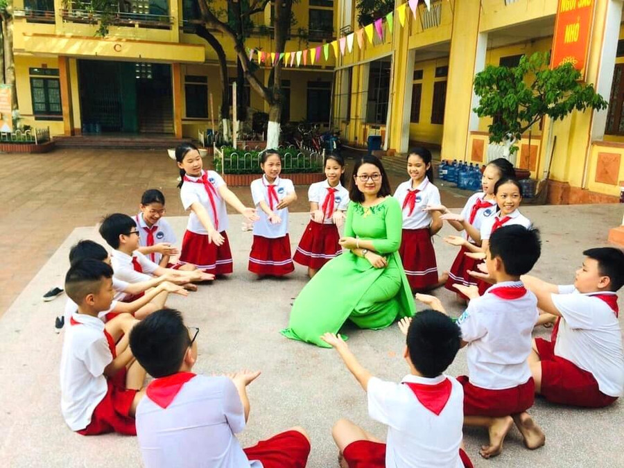 Cô Trương Thị Thuỷ, Phó hiệu trưởng Trường TH Lê Hồng Phong và học trò của mình trong một giờ ngoại khóa. Cô Trương Thị Thuỷ, Phó hiệu trưởng Trường TH Lê Hồng Phong và học trò của mình trong một giờ ngoại khóa.