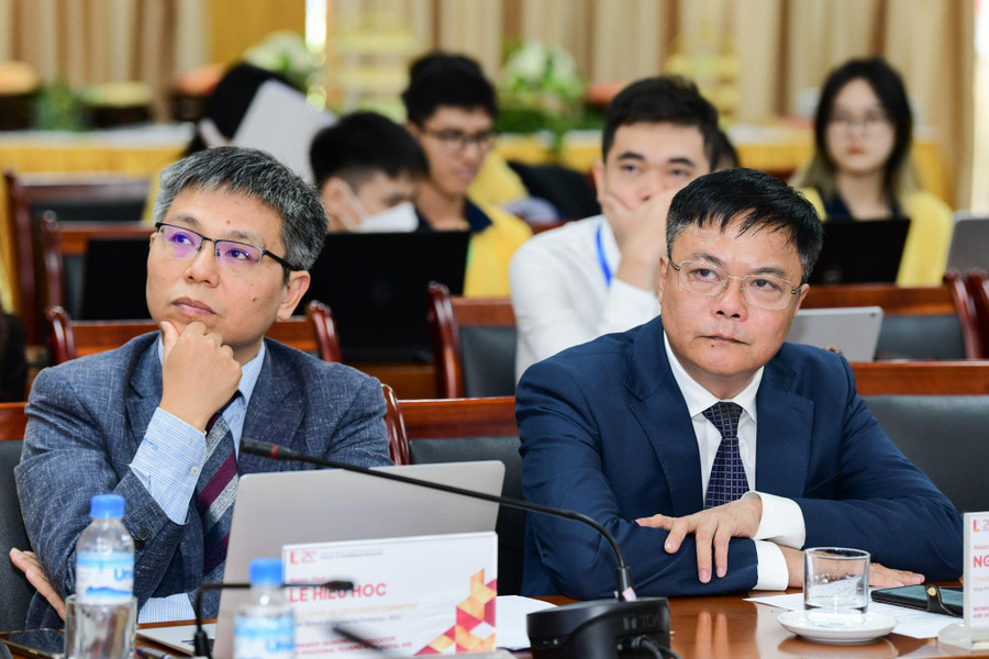 PGS.TS Nguyễn Phong Điền (bên phải), Phó hiệu trưởng Trường ĐH Bách khoa Hà Nội và PGS. TS Lê Hiếu Học (bên trái) Viện trưởng Viện Sư phạm Kỹ thuật. Ảnh Duy Thành. PGS.TS Nguyễn Phong Điền (bên phải), Phó hiệu trưởng Trường ĐH Bách khoa Hà Nội và PGS. TS Lê Hiếu Học (bên trái) Viện trưởng Viện Sư phạm Kỹ thuật. Ảnh Duy Thành.