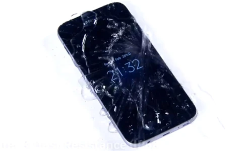 5 smartphone đời mới có tính năng chống nước